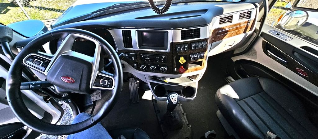 2025 Peterbilt 589 Century 5130