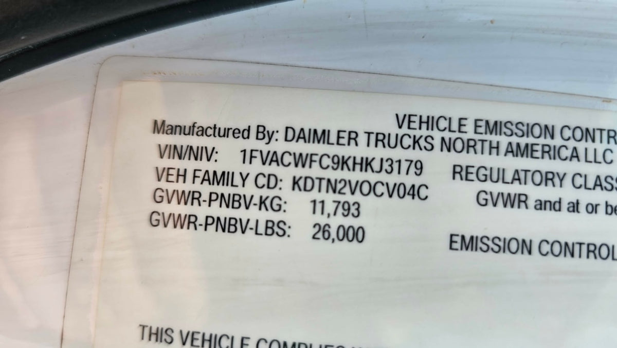 2019 WHITE FREIGHTLINER - CENTURY