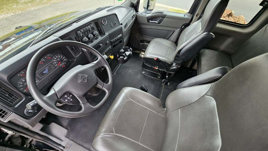 2025 Black International MV607 Jerrdan